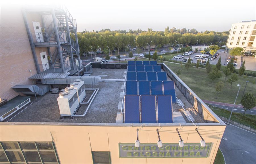 impianto solare installato su tetto di edificio