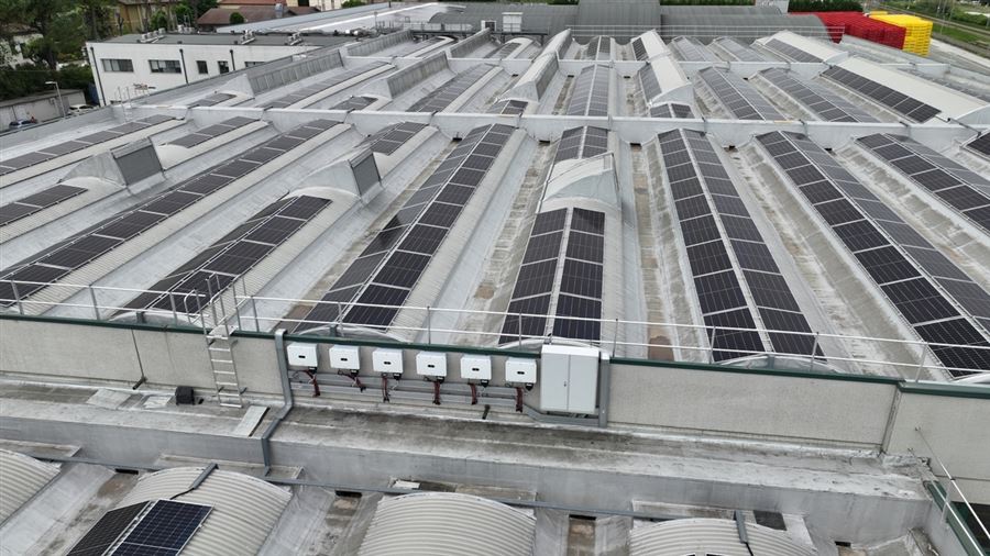 impianto fotovoltaico su tetto di stabilimento produttivo
