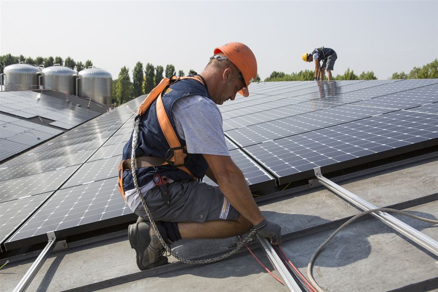 immagine installazione fotovoltaico su tetto capannone